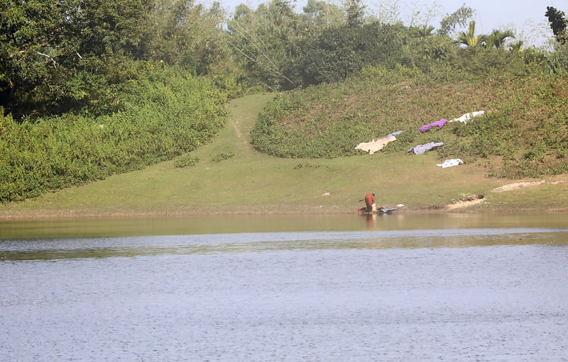 মহারাজার দিঘির সুউচ্চ পাড় সবুজে আচ্ছাদিত