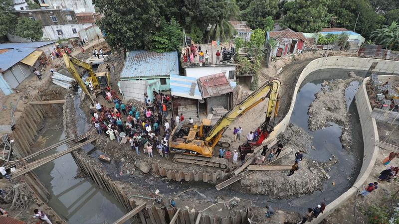 গয়না খালের সংস্কারকাজ চলছে।