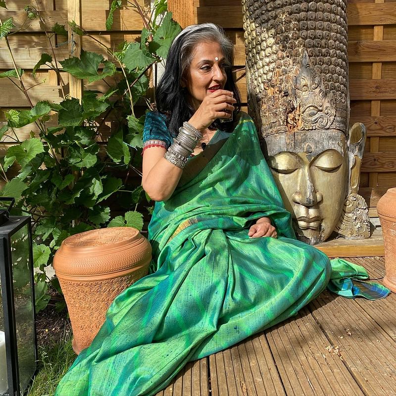 দিল্লি বিশ্ববিদ্যালয় থেকে স্নাতক করে ২৩ বছর বয়সে চলে যান যুক্তরাজ্যে। তৃতীয় সন্তান জন্মদানের পর পিএইচডি প্রোগ্রামে ভর্তি হন সীমা