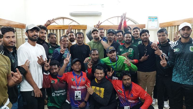 ক্রিকেটারদের সঙ্গে কোচ মোহাম্মদ সালাউদ্দিন