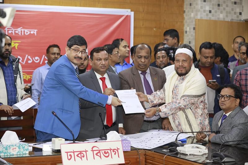 ঢাকা মহানগরের ১৫টি সংসদীয় আসনের প্রার্থীদের প্রতীক বরাদ্দ দিচ্ছেন রিটার্নিং কর্মকর্তা। রিটার্নিং কর্মকর্তার কার্যালয়, সেগুনবাগিচা, ঢাকা, ১৮ ডিসেম্বর