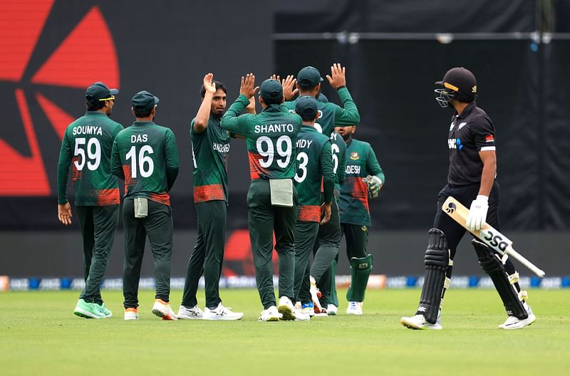 সব উইকেটই নিয়েছেন পেসাররা