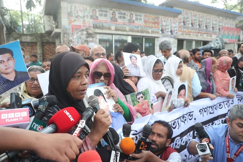 মায়ের ডাকের মানববন্ধনে অংশ নিয়ে স্বজনকে ফেরত পাওয়ার দাবি জানান এই নারী। ঢাকা, ৯ ডিসেম্বর