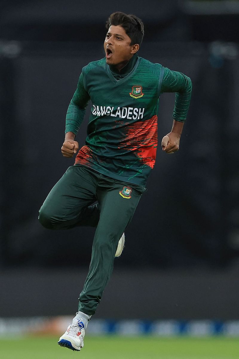 নিউজিল্যান্ডের ইনিংসের শুরুতে দ্রুত উইকেট নিয়ে বাংলাদেশকে ভালো শুরু এনে দেন মেহেদী হাসান