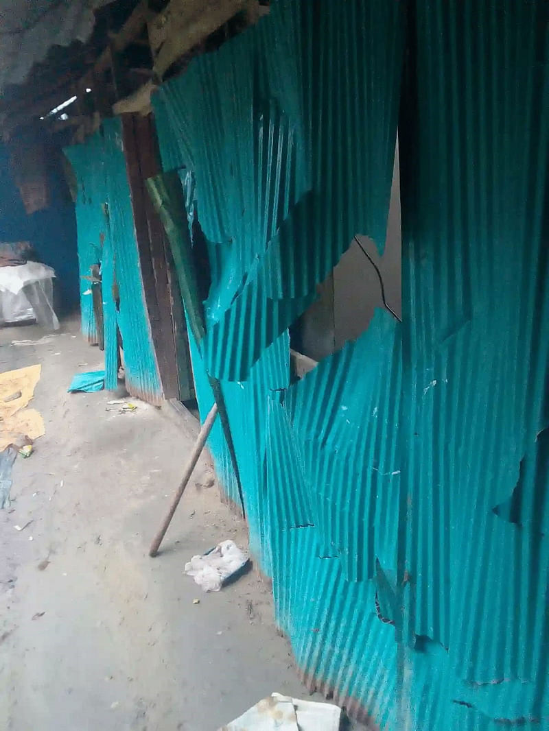 নোয়াখালীর কোম্পানীগঞ্জের চর হাজারী ইউনিয়নে হেলমেট বাহিনী বিএনপি নেতা সাহাব উদ্দিনের বসতঘরে হামলা চালায়। এ সময় বাড়ির আসবাবও তছনছ করা হয়। আজ সকালে তোলা