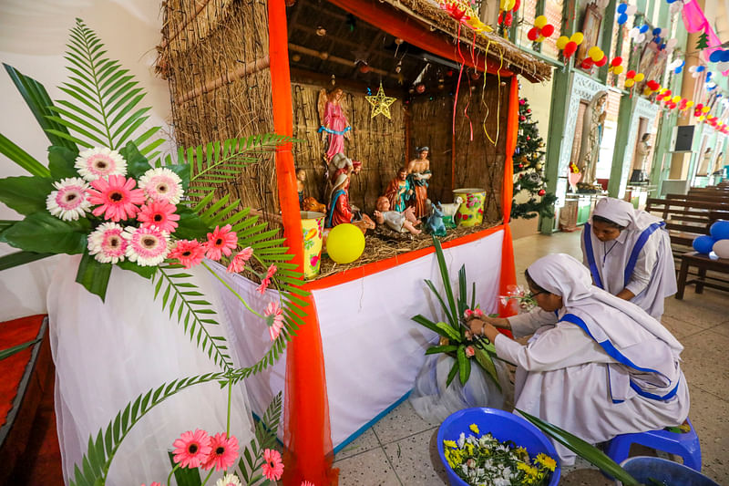 তেজগাঁওয়ে জপমালা রাণীর গির্জায় চলছে সাজসজ্জা।