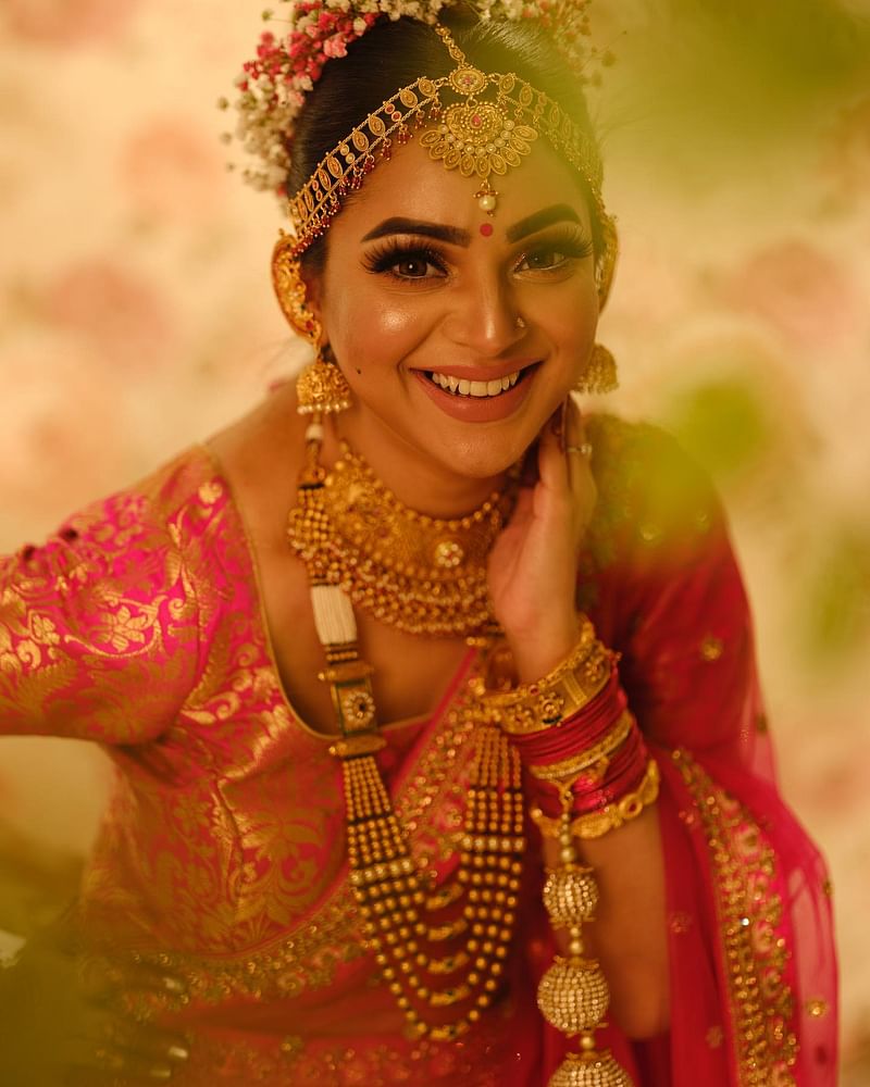 জমকালো কিংবা সাদামাটা, সাজ যেমনই হোক না কেন, বউ সাজতে হলে খরচ করতে হয় বেশ ভালো পরিমাণ অর্থ