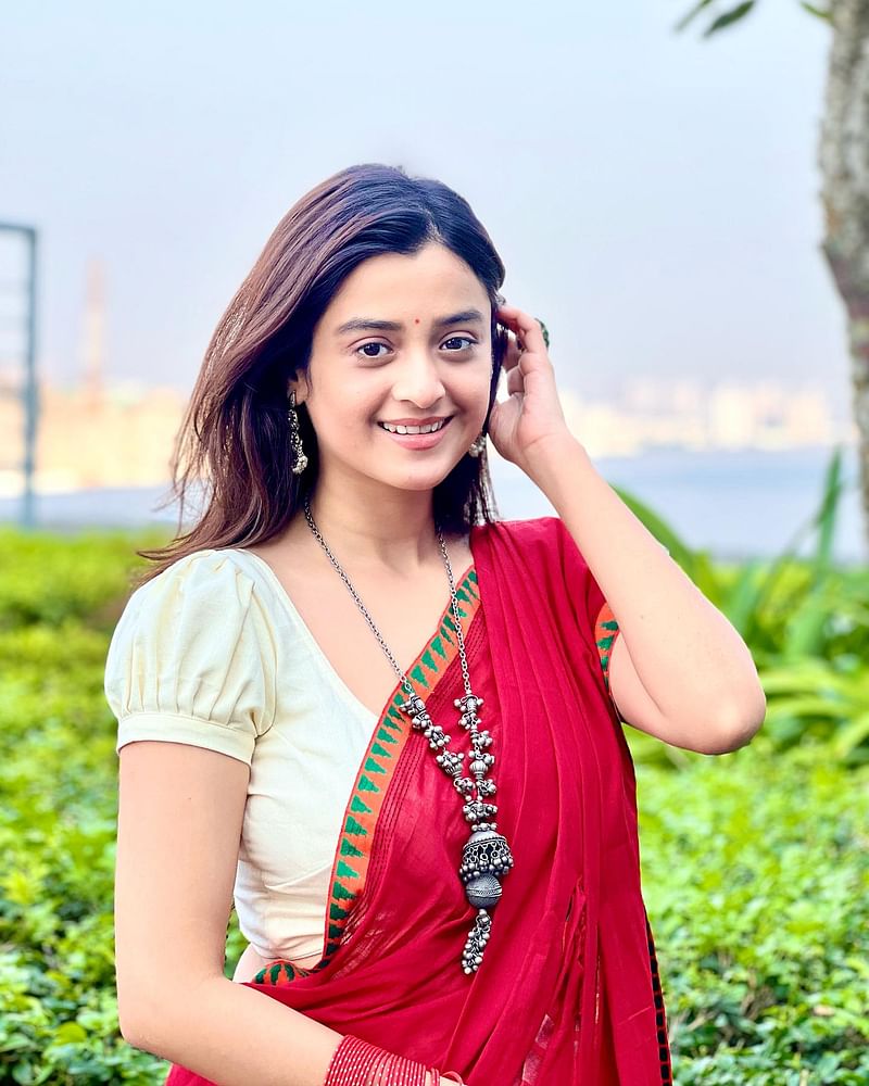 ভারতের পশ্চিমবঙ্গের মেয়ে দর্শনা। অল্প সময়েই টালিগঞ্জ, বলিউড ও তেলেগু ছবিতে অভিনয় করে নাম করেছেন