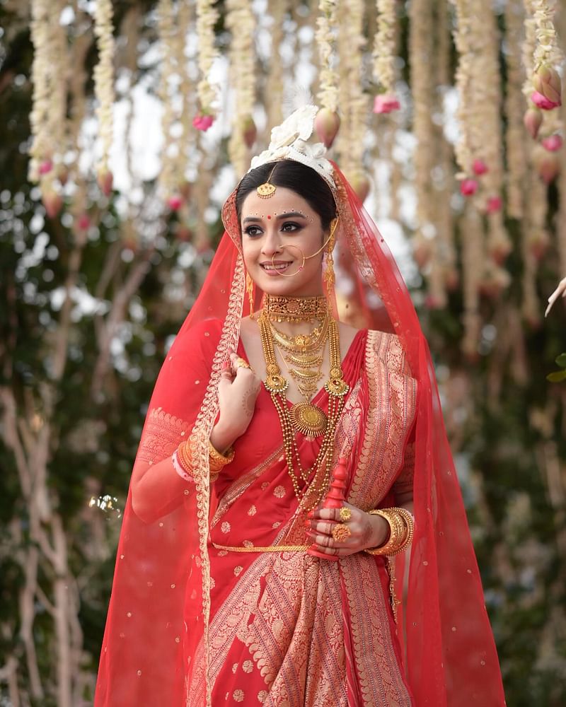লাল টুকটুকে শাড়িতে কনে দর্শনা বণিক