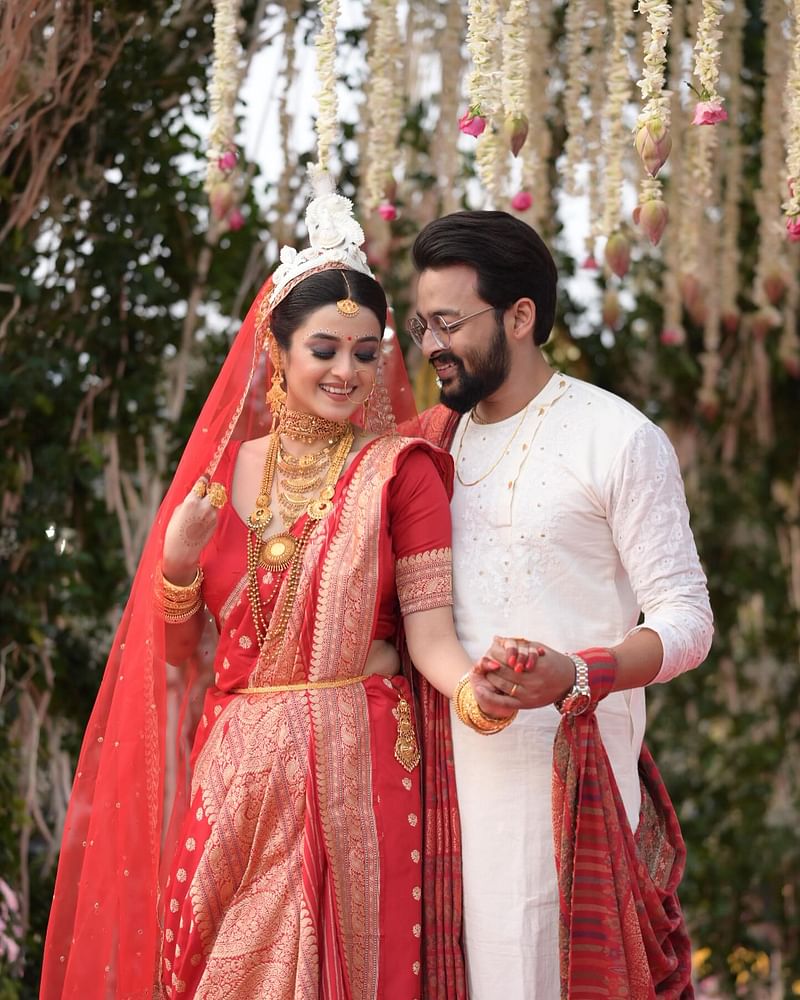 বাঙালি রীতি মেনে বিয়ে করেছেন সৌরভ-দর্শনা