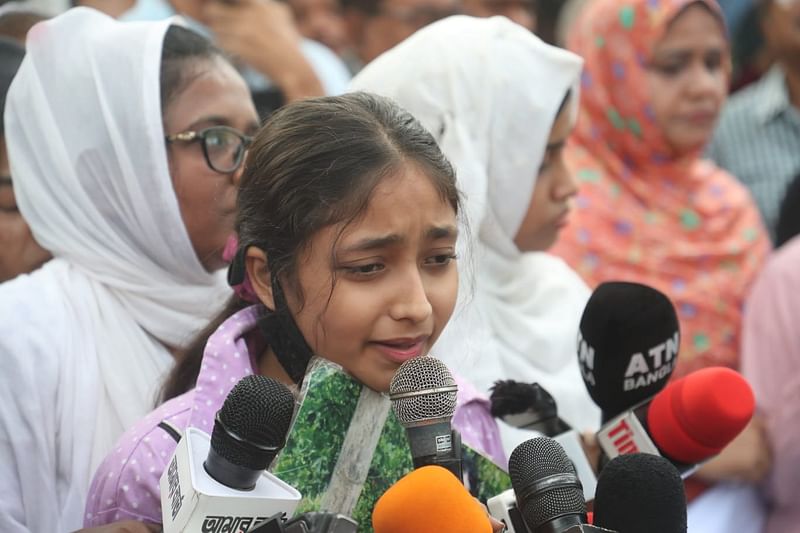 মানববন্ধনে অংশ নিয়ে বাবা পারভেজ হোসেনের কথা বলতে বলতে কাঁদছিল আদিবা ইসলাম। ঢাকা, ৯ ডিসেম্বর