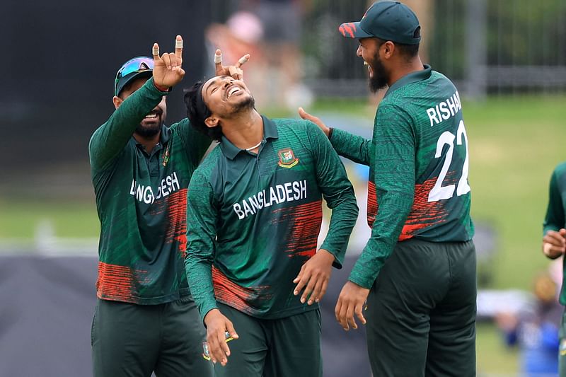 বল হাতে সৌম্য সরকারও নিয়েছেন ৩ উইকেট