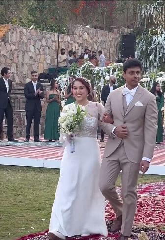 তাঁদের বিয়ের থিম রাখা হয়েছে সাদা। তাই সমগ্র আরাবল্লি রিসোর্ট আজ সাদা ফুলের সমারোহে সেজে উঠেছিল। ভিডিও থেকে
