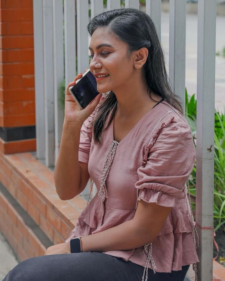 অপর প্রান্তে কেউ যদি কথোপকথন ধারণ করে রাখেন (কল রেকর্ড), সে ক্ষেত্রে আইফোন এবং নতুন সংস্করণের অ্যান্ড্রয়েড ফোনগুলো নোটিফিকেশনের মাধ্যমে ব্যবহারকারীকে জানিয়ে দেয়