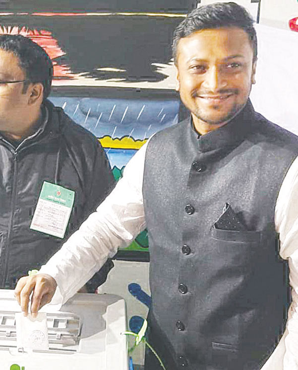 সাকিব আল হাসান গতকাল সকাল ৮টায় পৌরসভার দরি মাগুরা সরকারী প্রাথমিক বিদ্যালয়ে ভোট দেন