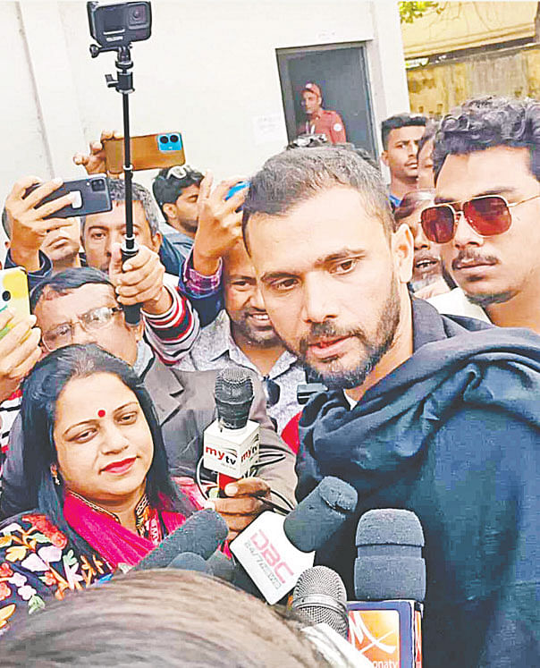 নড়াইল সরকারি টেকনিক্যাল স্কুল অ্যান্ড কলেজ কেন্দ্রে ভোট দিয়ে সাংবাদিকদের সঙ্গে কথা বলছেন মাশরাফি