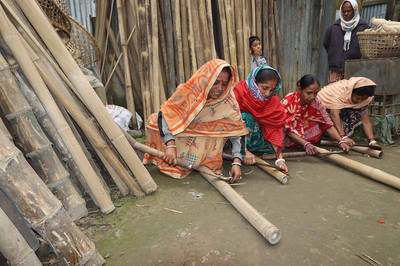 দল বেঁধে বাঁশ পরিষ্কারের কাজ চলছে