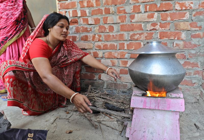 গ্যাস না থাকায় গতকাল ছাদে লাকড়ির চুলায় রান্না করছেন এক গৃহিণী। চট্টগ্রাম নগরের উত্তর কাট্টলীতে 