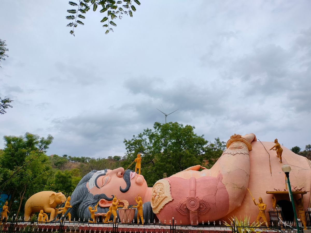 কুম্ভকর্ণকে জাগানোর যাবতীয় এন্তেজাম ফুটিয়ে তোলা হয়েছে পেনুকোন্ডা শহরের কাছের এই ভাস্কর্যে