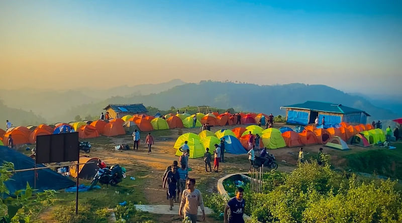বান্দরবানের মারাইংতং পাহাড়ের চুড়ায় শীতের শুরু থেকে বর্ষার আগপর্যন্ত টেন্ট ক্যাম্পিং জনপ্রিয় হয়ে উঠেছে