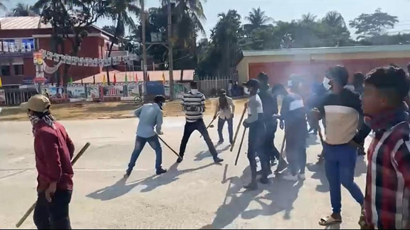 সিলেট নগরের পাঠানটুলা এলাকায় দুটো কেন্দ্রের সামনে বিশৃঙ্খলা চালিয়েছে দুর্বৃত্তরা। আজ রোববার বেলা ১১টায়