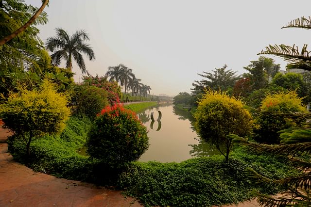 আবাসিক এলাকাটির তিন দিকেই আছে দৃষ্টিনন্দন লেক