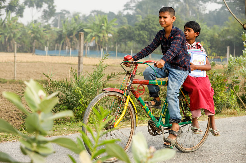 জুয়েল পড়ে চতুর্থ শ্রেণিতে। ছোট বোন মারিয়া তৃতীয় শ্রেণির ছাত্রী। নতুন বই নিয়ে স্কুল থেকে বাড়ির পথ ধরেছে দুই ভাই–বোন। ১ জানয়ারি খুলনার বটিয়াঘাটা উপজেলা থেকে ছবিটি তুলেছেন সাদ্দাম হোসেন