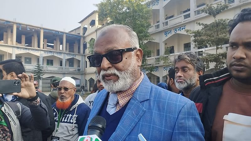 ভোট দেয়া শেষে সাংবাদিকদের সঙ্গে কথা বলছেন তৈমুর আলম। সকালে রূপসী নিউ মডেল উচ্চ বিদ্যালয় ও কলেজ মাঠে