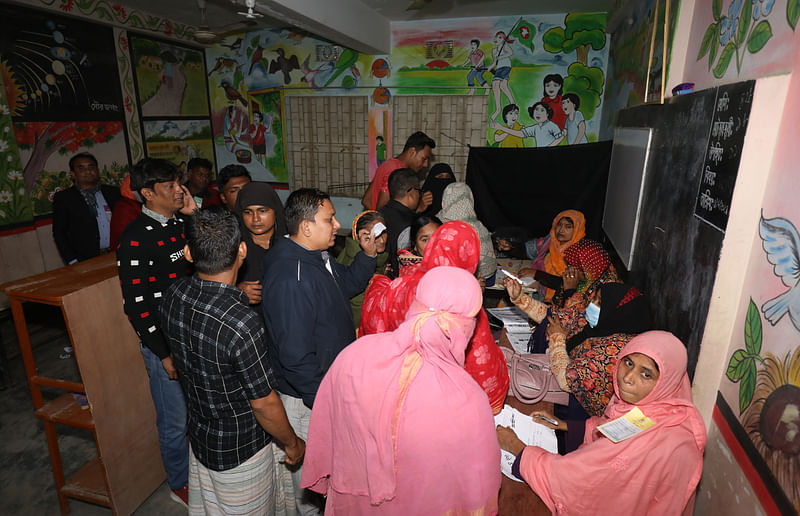 বগুড়ার গাবতলীর চকবোচাই সরকারি প্রাথমিক বিদ্যালয় কেন্দ্রে নারী ভোটকক্ষে নৌকার কর্মীদের ভিড়। গোপন বুথে ভোট দিচ্ছেন একাধিক ব্যক্তি। রোববার বিকেল চারটার আগমুহূর্তে
