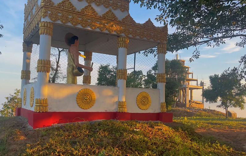 আলীকদম উপজেলাে মারাইংতং পাহাড়ের চূড়ায় একটি বৌদ্ধজাদী বা প্যাগোডায় বৌদ্ধধর্মীয় মেলার আয়োজন ঘিরে এই ট্যুরিস্ট ক্যাম্প গড়ে উঠেছে
