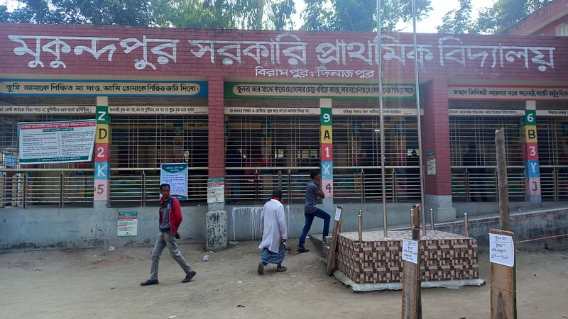 দিনাজপুরের বিরামপুর উপজেলার মুকুন্দপুর সরকারি প্রাথমিক বিদ্যালয় ভোটকেন্দ্রে ভোট গণনার আগেই ফলাফল শিটে এজেন্টদের স্বাক্ষর নিয়েছেন প্রিসাইডিং কর্মকর্তা