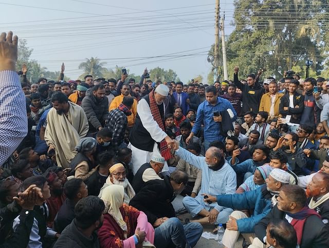 গত মঙ্গলবার লতিফ সিদ্দিকীর কয়েকজন অনুসারীকে আটক করে পুলিশ। তাঁদের ছাড়িয়ে নিতে কালিহাতী থানার সামনে টাঙ্গাইল-ময়মনসিংহ সড়কে বসে পড়েন লতিফ সিদ্দিকী।। ঢাকাবার্তা।।