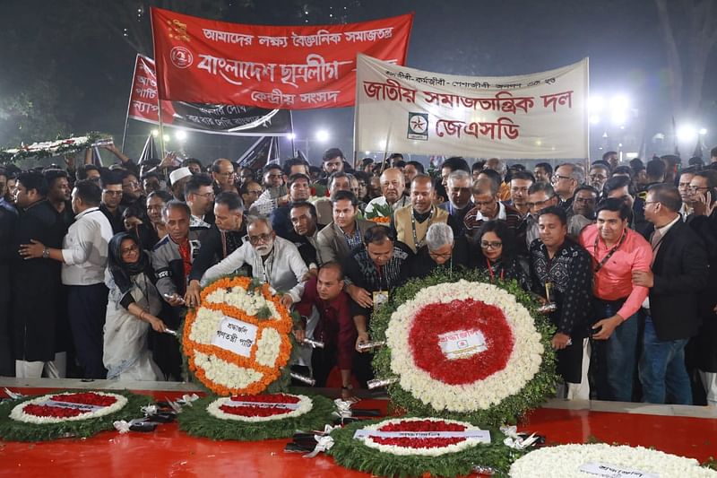 একুশের প্রথম প্রহরে কেন্দ্রীয় শহীদ মিনারে শ্রদ্ধা নিবেদন করেন বিভিন্ন রাজনৈতিক দল ও সংগঠনের নেতা–কর্মীরা