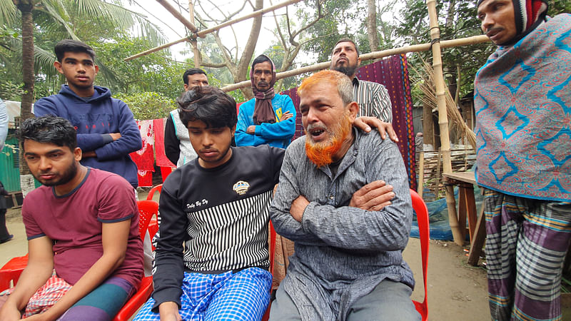 দুই ভাইয়ের একসঙ্গে মৃত্যুতে স্বজনদের আহাজারি থামছে না। এরই মধ্যে তাঁরা প্রস্তুতি নিচ্ছেন কুলখানি আয়োজনের। শুক্রবার সকালে রাজবাড়ী সদর উপজেলার খানখানাপুর এলাকায়