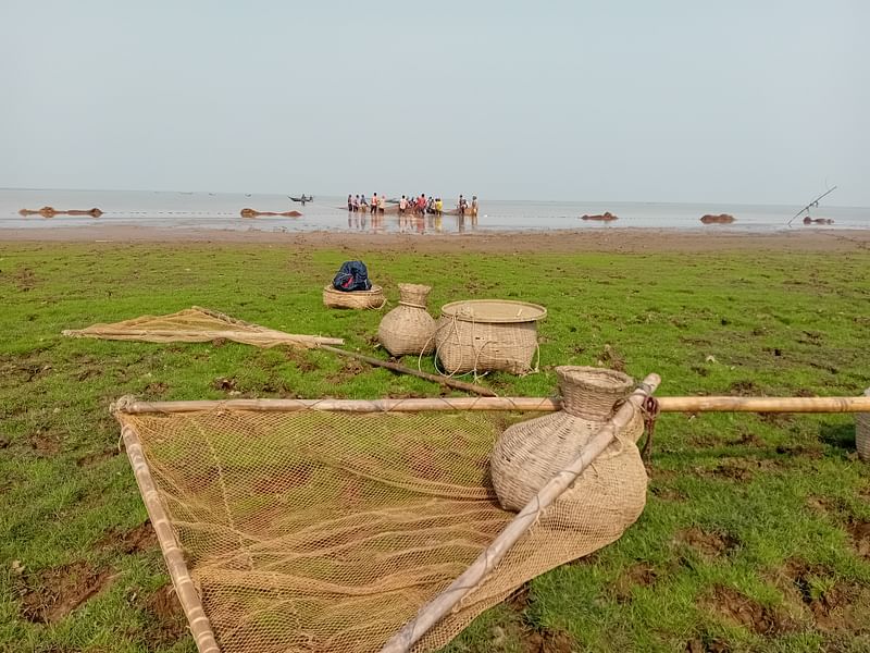 বিলের আশপাশে ছোট ছোট জাল টেনেও স্থানীয় কিছু জেলে মাছ ধরেন। মাছ রাখার সরঞ্জাম পাড়ে রাখা 