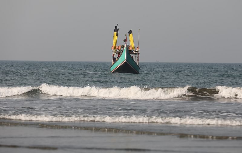 সাগর থেকে মাছ ধরে তীরের দিকে আসছে একটি নৌকা।