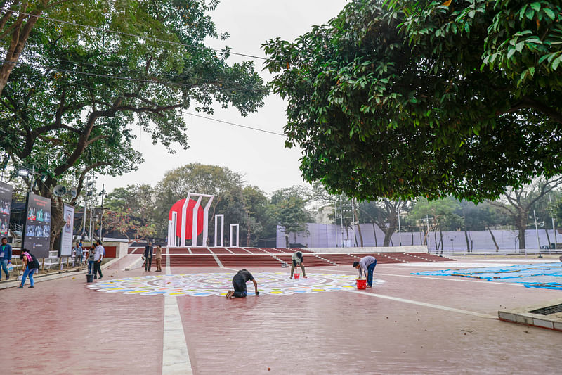 কেন্দ্রীয় শহীদ মিনারের পাদদেশে আলপনা এঁকেছেন চারুকলার শিক্ষক–শিক্ষার্থীরা।