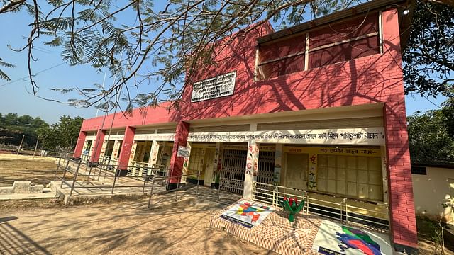 বান্দরবানের নাইক্ষ্যংছড়ি উপজেলার সাতটি শিক্ষাপ্রতিষ্ঠান নিরাপত্তার কারণে বন্ধ রয়েছে। আজ সোমবার সকালে তুমব্রু পশ্চিমকুল সরকারি প্রাথমিক বিদ্যালয়ে