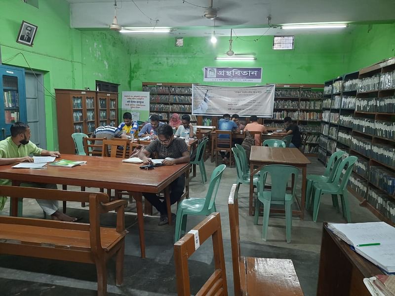 গ্রন্থবিতান পাঠাগারে গ্রন্থপাঠে নিমগ্ন পাঠক।