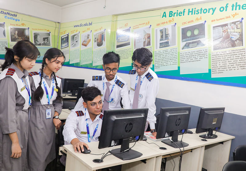 শিক্ষার্থীরা এখন পড়ালেখায় প্রযুক্তির ব্যবহারে অভ্যস্ত হয়ে উঠেছে। ঢাকার ড্যাফোডিল কলেজে ছবি তুলেছেন সাবিনা ইয়াসমিন