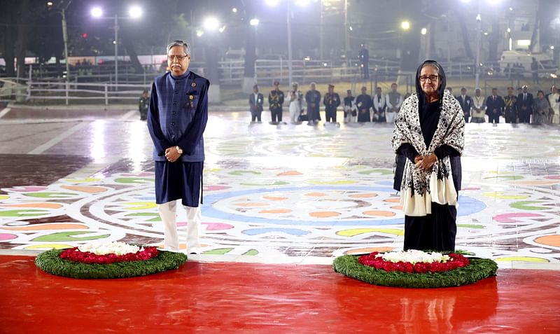 একুশের প্রথম প্রহরে কেন্দ্রীয় শহীদ মিনারে ফুল দিয়ে ভাষাশহীদদের প্রতি শ্রদ্ধা জানিয়েছেন রাষ্ট্রপতি মো. সাহাবুদ্দিন ও প্রধানমন্ত্রী শেখ হাসিনা