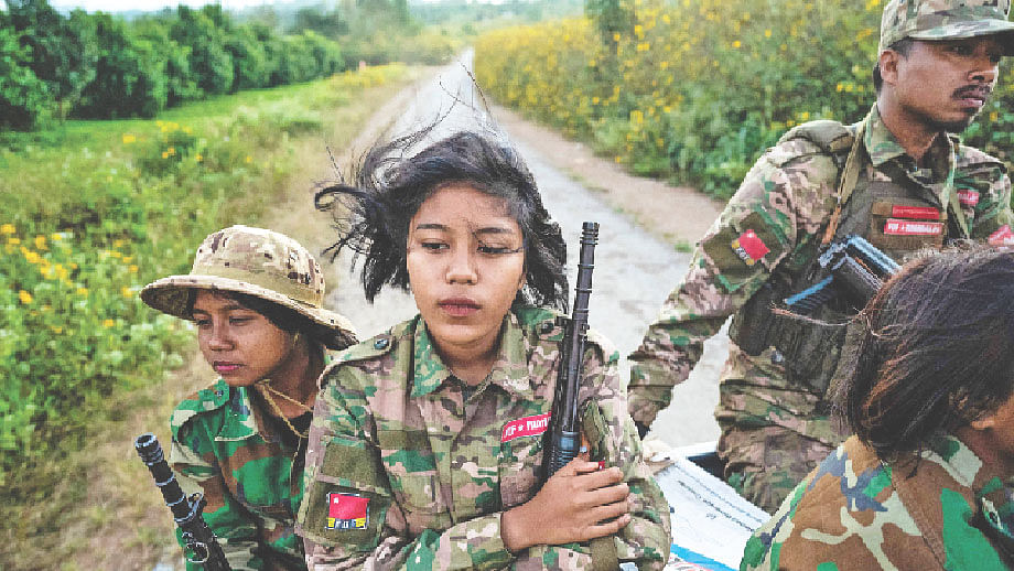 মিয়ানমারের উত্তরাঞ্চলীয় শান প্রদেশে সেনাবাহিনীর সঙ্গে লড়াইরত মান্দালে পিপলস ডিফেন্স ফোর্সেসের দুই নারী যোদ্ধা