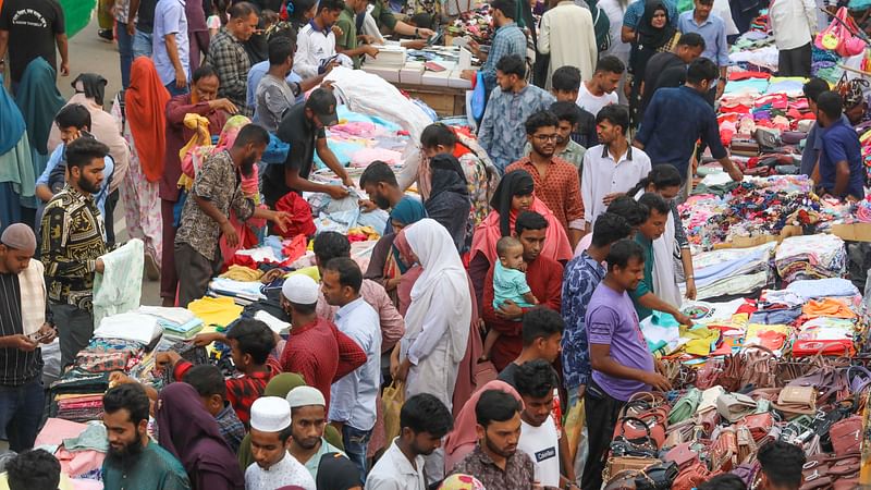 মার্কেটের সামনের ফুটপাতের দোকানে ক্রেতাদের ভিড়