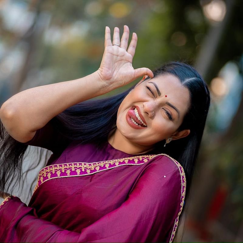 জনপ্রিয় এই অভিনেত্রীকে আরেকটি ছবিতে দেখা গেল ভেংচি দিতে। নাটকে তাঁকে এভাবে বহুবার দেখা গেছে। এবার দৃশ্যটি নাটকের নয়।