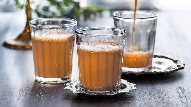 অনেকে দুধ চা খেতে পছন্দ করেন