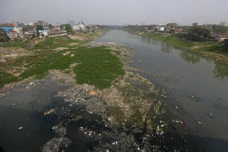 নগরের কাজীরবাজার এলাকায় সুরমা বুকে বিশাল চর
