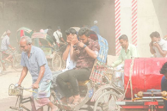 ধুলার মধ্য দিয়ে চলাচল করতে বিপাকে মানুষ। কোনোরকমে নাক-মুখ ঢেকে চলছেন তাঁরা। গতকাল দুপুরে রাজধানীর দয়াগঞ্জে