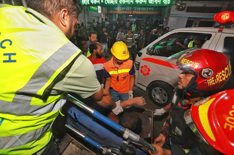 ঘটনাস্থল থেকে মুমূর্ষু অবস্থায় অগ্নিদগ্ধ ব্যক্তিদের নিয়ে আসা হয়।