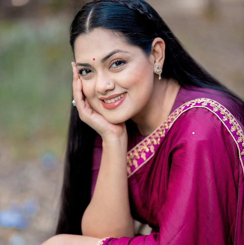 তৃতীয় ছবিতে রোমান্টিক দৃষ্টি তিশার। বেশির ভাগ ভক্তই ছবিটির নিচে লিখেছেন, ‘এই হাসির জন্যই এতটা ভালোবাসি।’