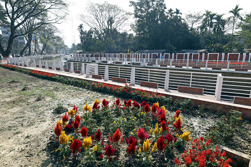 নগরের সাগরদিঘিরপাড় এলাকার ছড়ার পাশে নবনির্মিত ওয়াকওয়ে। 